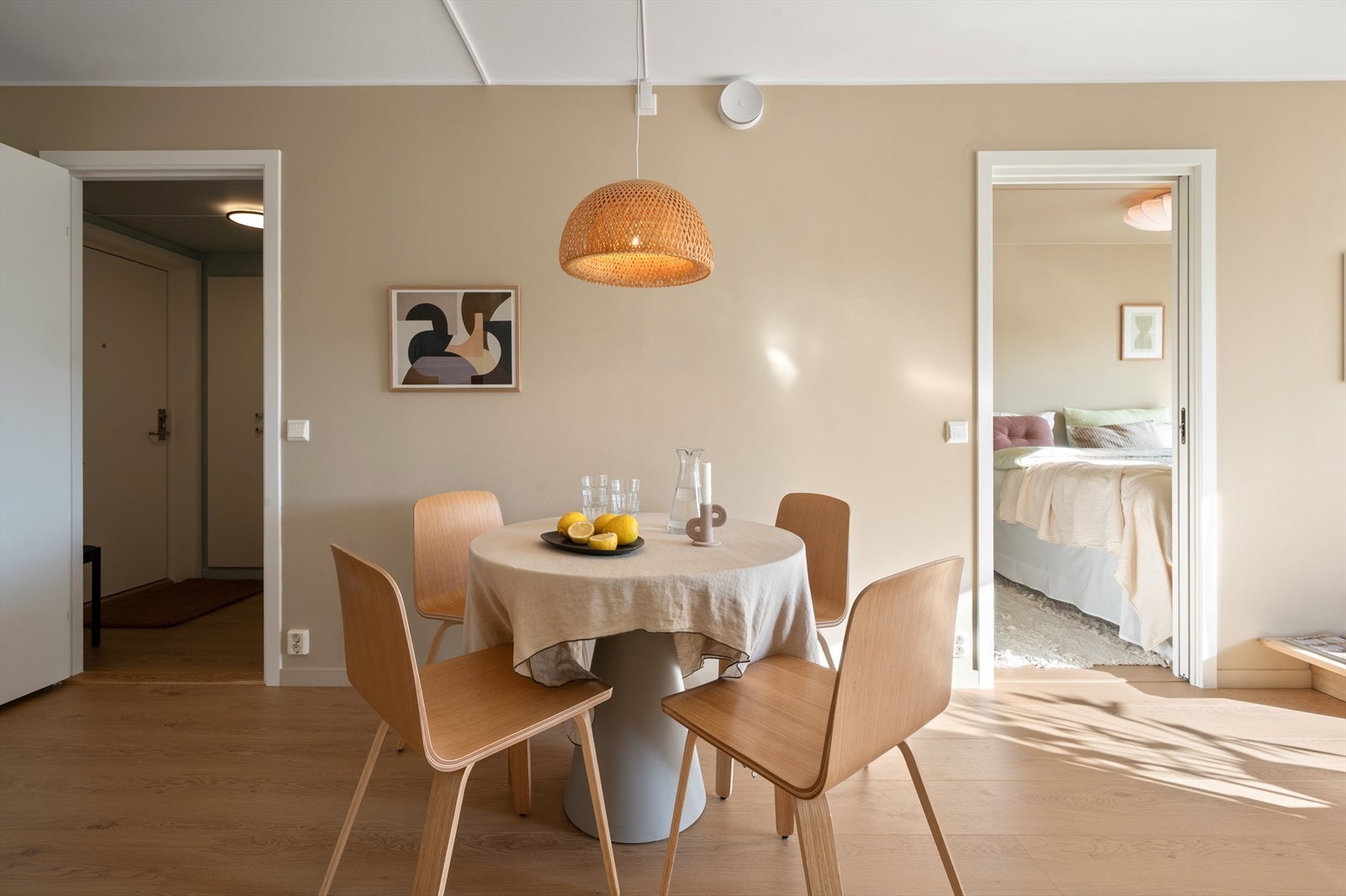 I tilknytning stue/kjøkken har man god plass til spisebord for hyggelige sammenkomster. Galleribilde