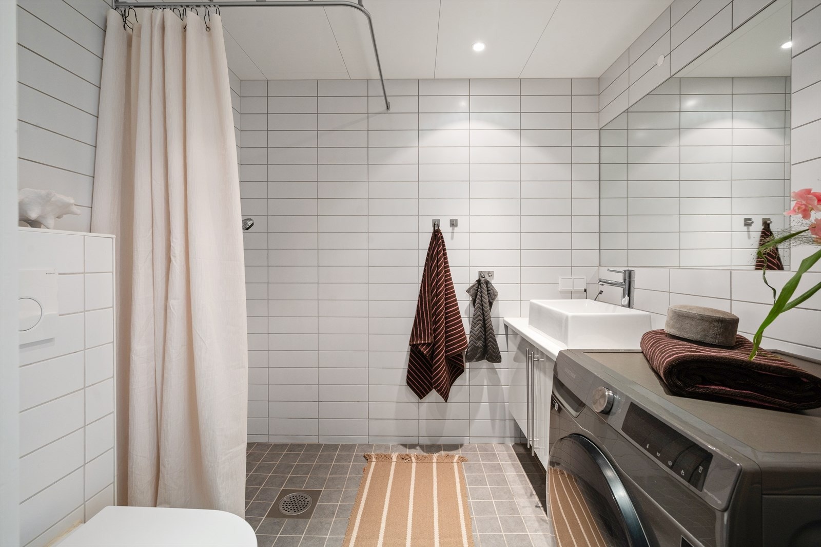Pent, flislagt baderom med moderne standard. Badet er innredet med baderomsinnredning med heldekkende servant og underskap, samt speil med belysning. Galleribilde