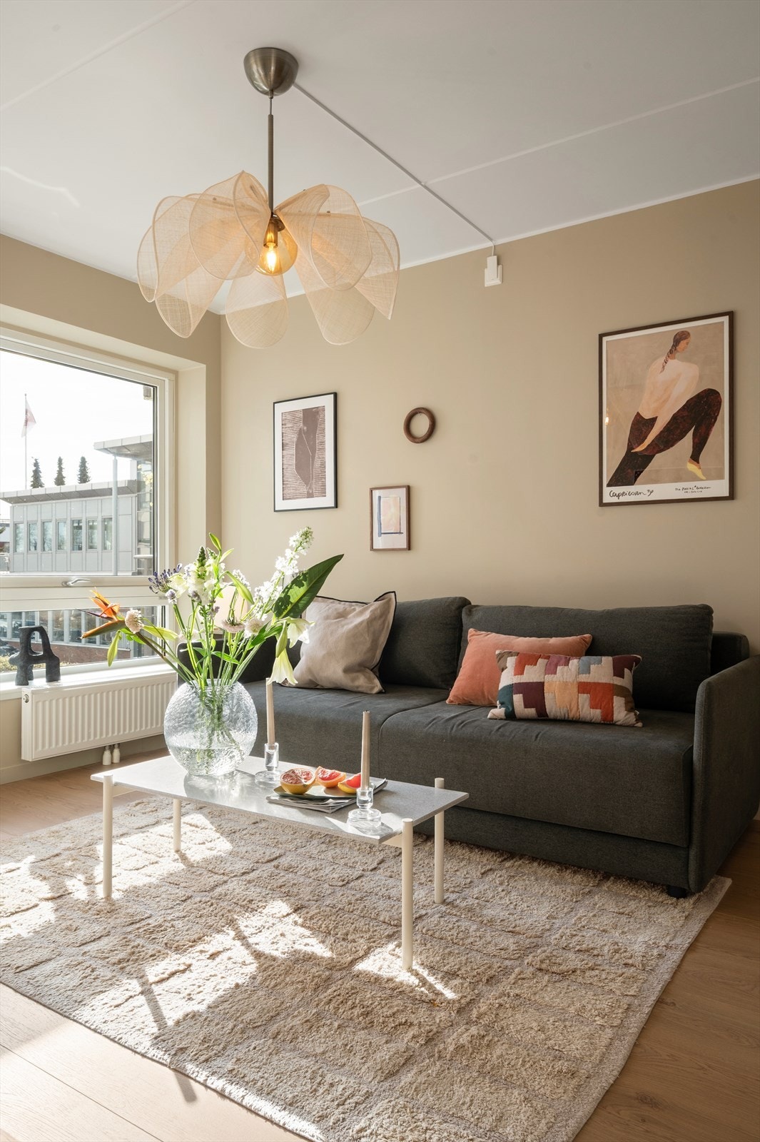 Store vindusflater og direkte utgang til balkong, som gir rikelig med naturlig lys. Galleribilde