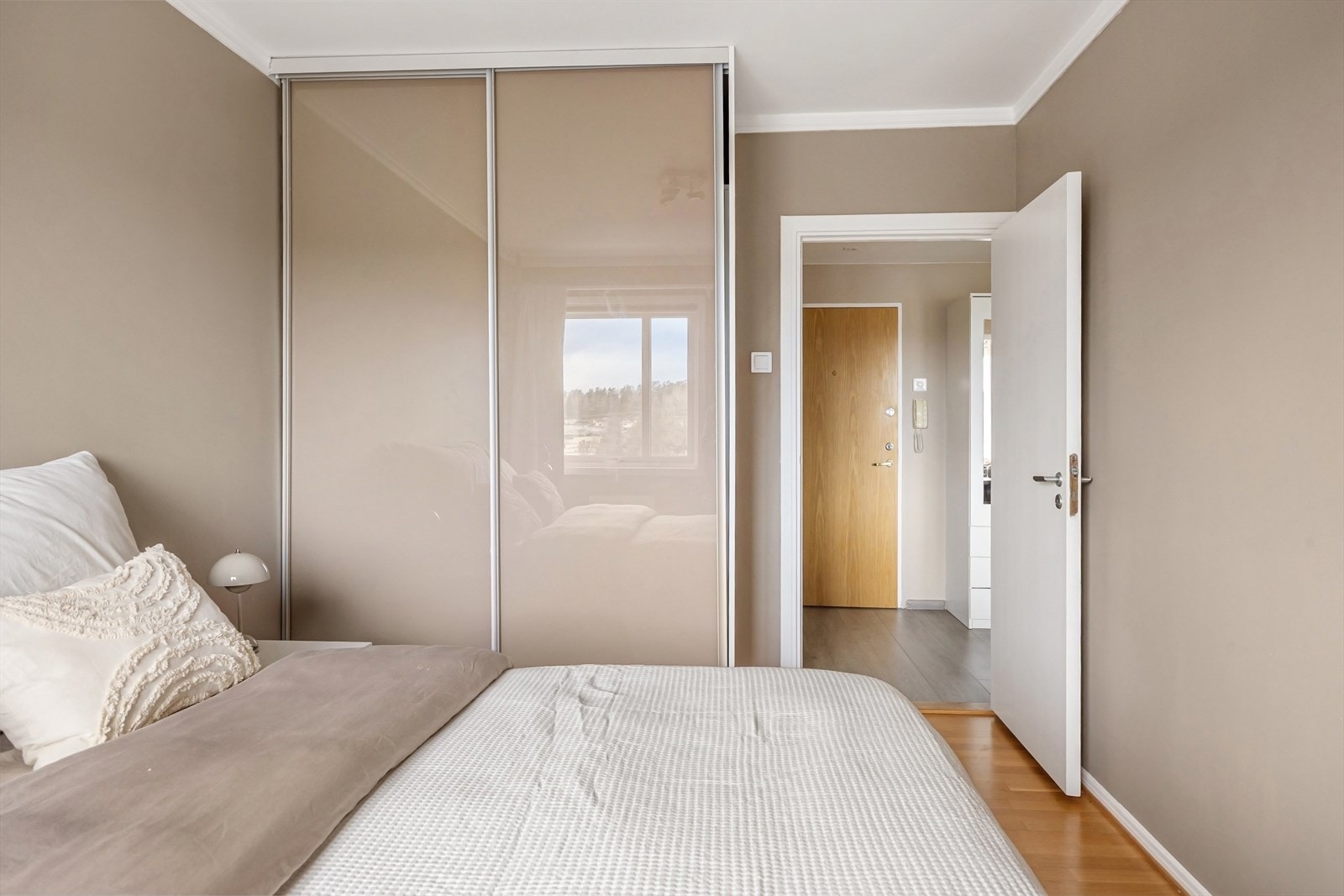 Godt med lagringsplass i skyvedørsgarderobe. Galleribilde