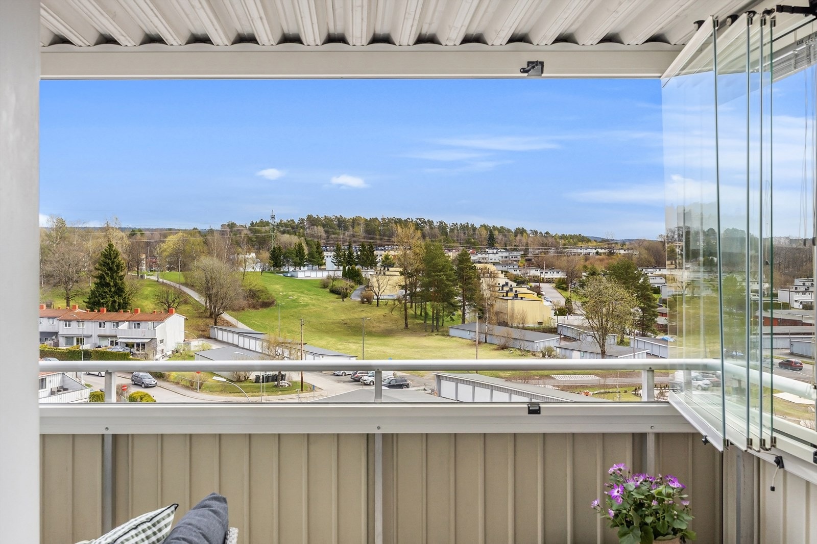Flott utsikt uten innsyn på balkongen. Galleribilde
