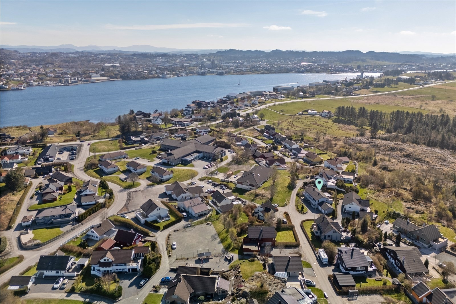 Etablert og rolig boligområde på Storasundfeltet. Nærhet til barnehage, skole, helsesenter, idrettsanlegg, friluftsområder, golfbane m.m Galleribilde