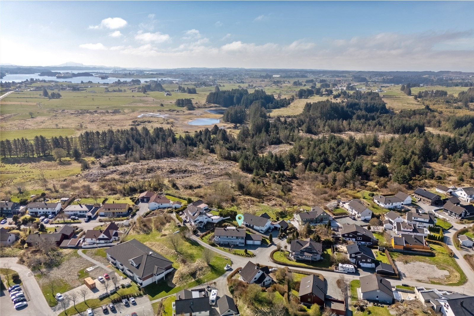 Området byr på flotte tur- og rekreasjonsmuligheter året rundt. Bjørgene friluftsområde ligger i umiddelbar nærhet og har både lysløype og fine stier Galleribilde