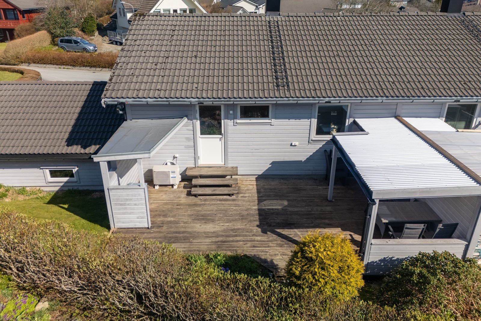 Solrik og skjermet terrasse på baksiden av boligen med god plass til utemøbler. Terrassen har direkte adkomst til boligen og fremstår som et hyggelig uteoppholdsareal Galleribilde