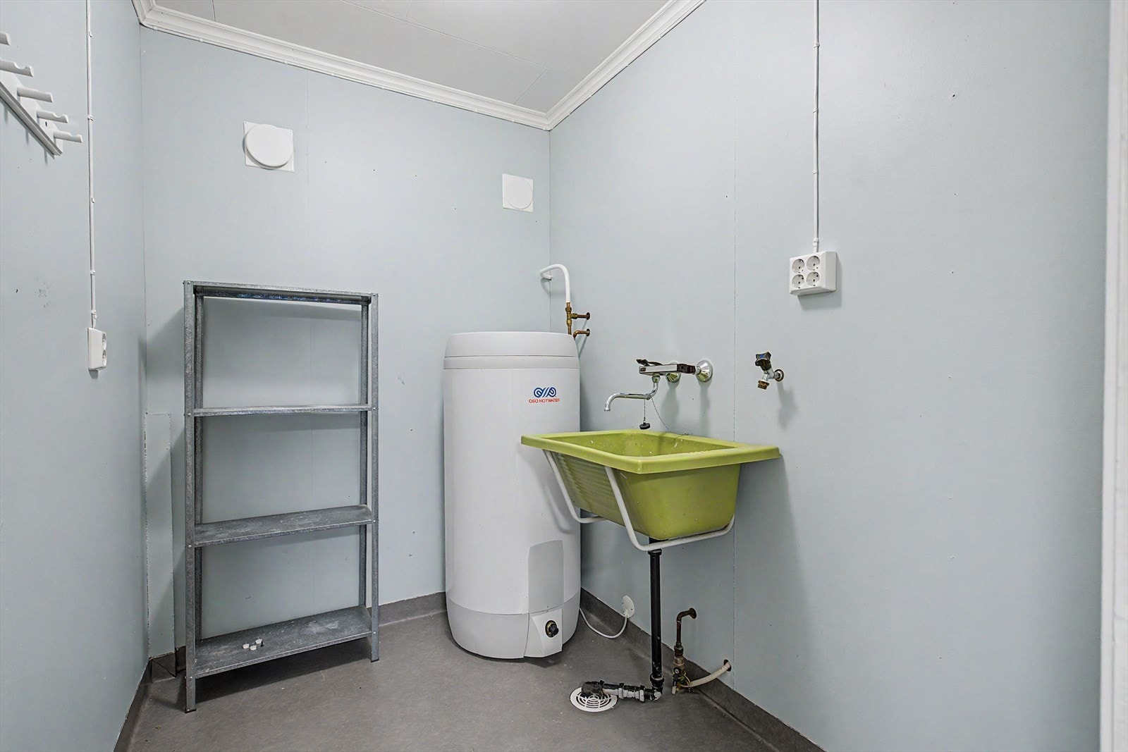 Vaskerom med opplegg for vaskemaskin og tørketrommel. Ca. 200 liters varmtvannstank fra 2020 Galleribilde