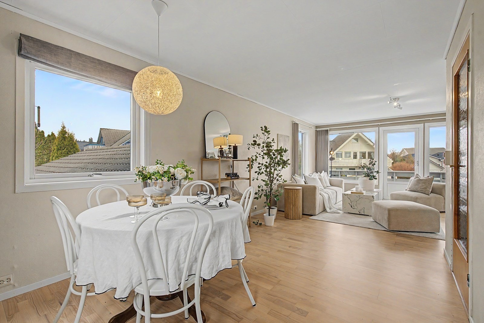 Innbydende stue med store vindusflater og godt med naturlig lysinnslipp Galleribilde