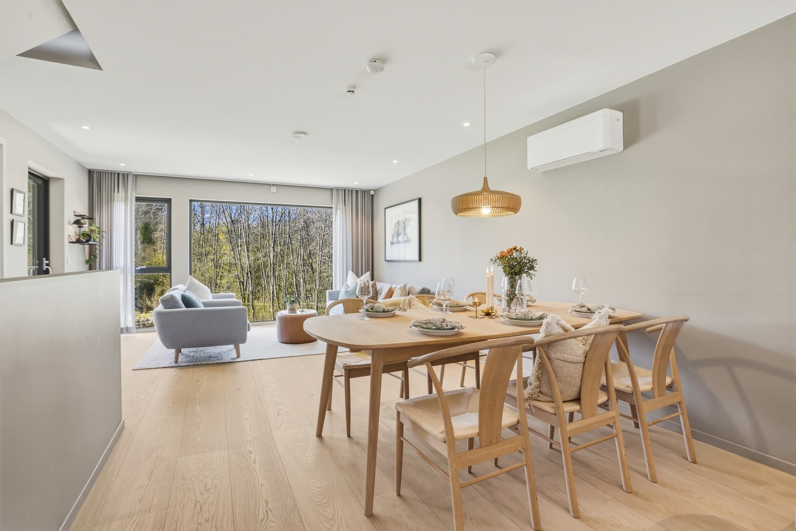 Lekker parkett i hele boligen av typen Saga Hardwood. Galleribilde