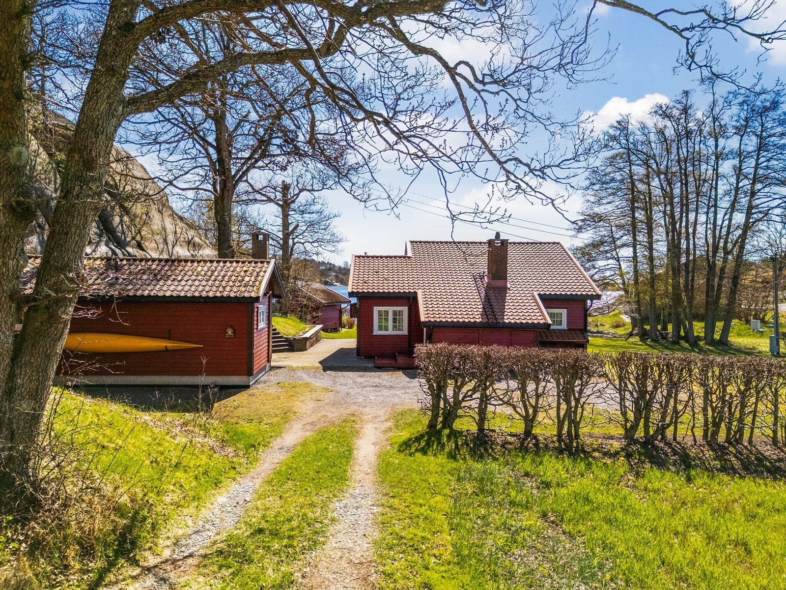 Adkomst til eiendommen via en privat grusvei. Galleribilde