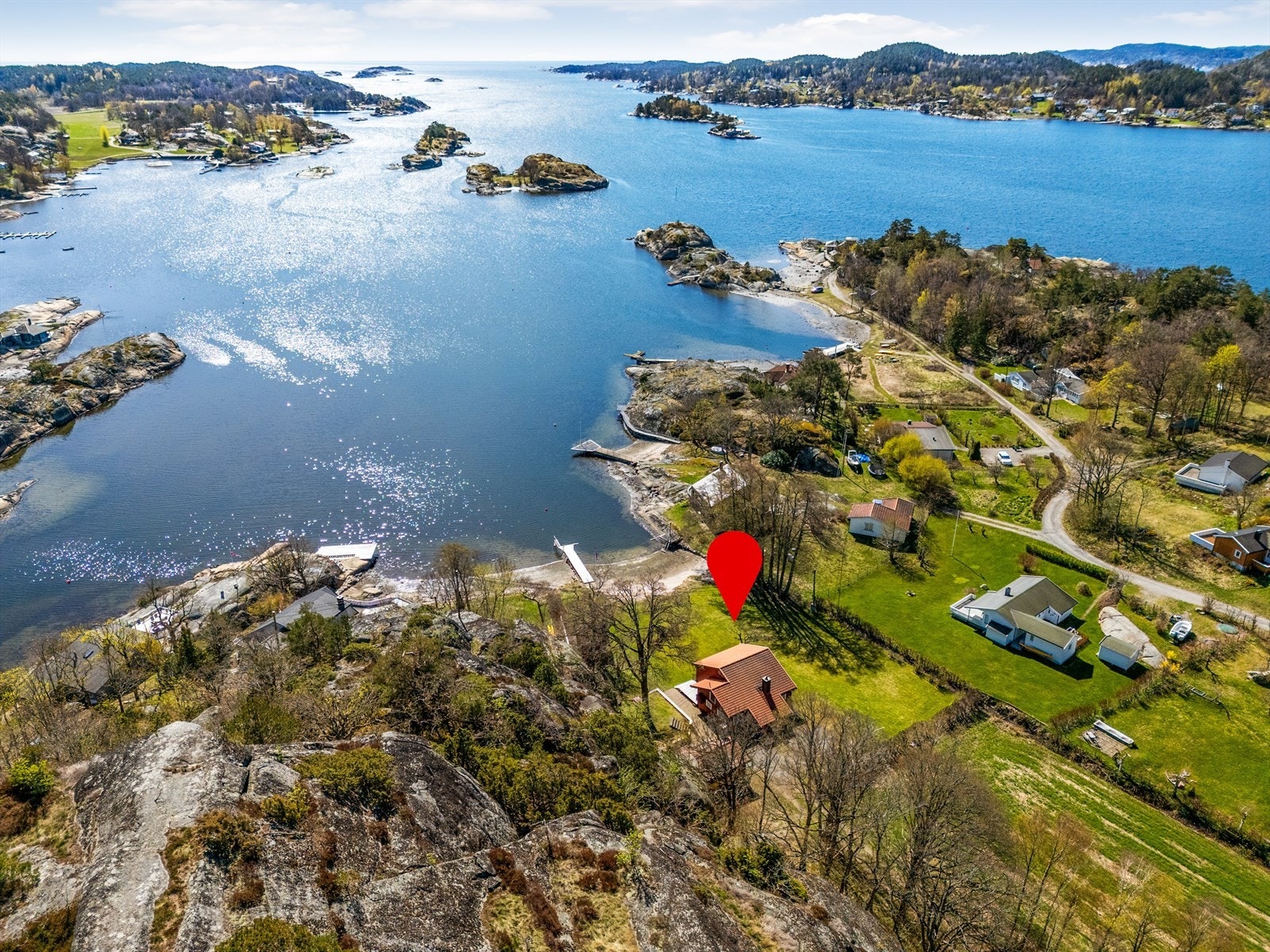Eiendommen har en idyllisk beliggenhet ved sjøen i Sandefjords skjærgård, med en stor tomt som strekker seg ned til egen sandstrand og brygge Galleribilde