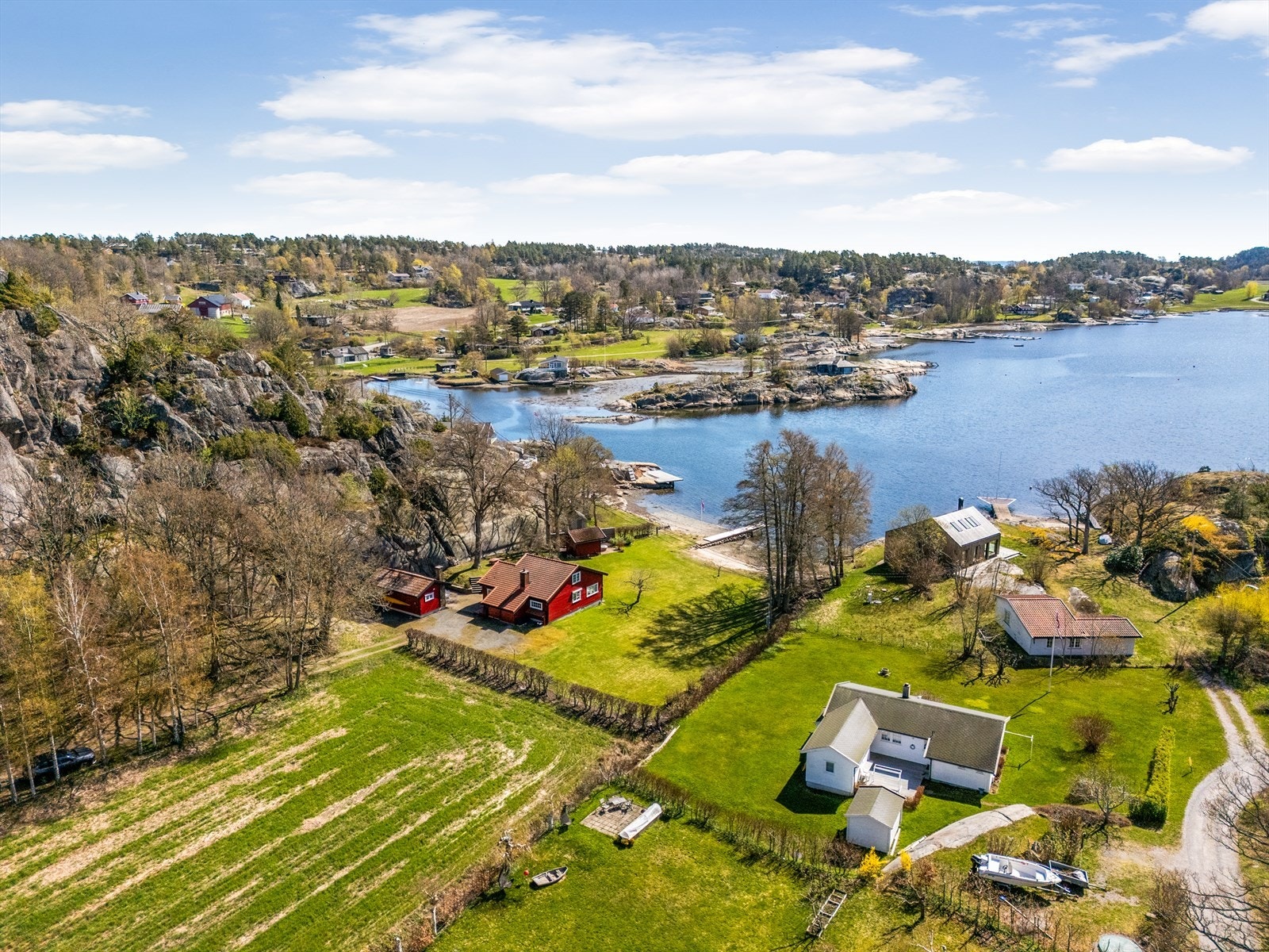 Eiendommen ligger i et etablert hytteområde på Østerøya mot Mefjorden Galleribilde