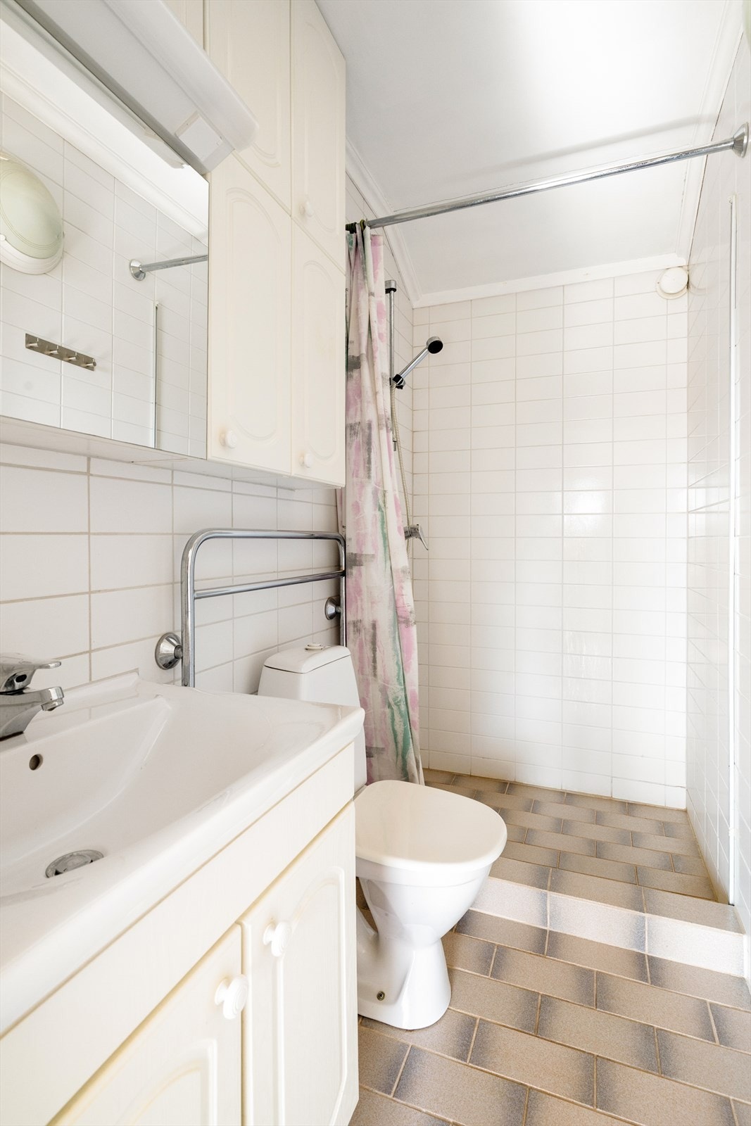 Badet i annekset er fra byggeåret 1995 og har flislagt gulv med vannbåren gulvvarme. Galleribilde