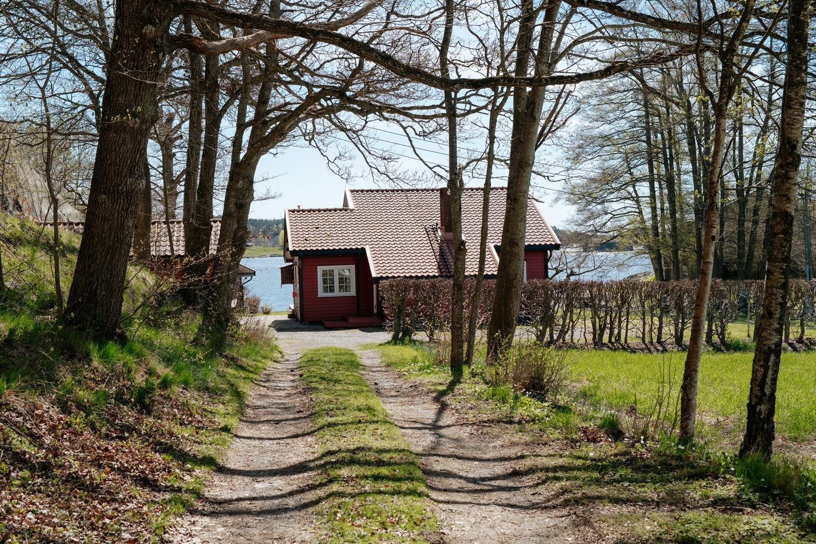 Hyggelig ankomst til en idyllisk og tilbaketrukket fritidseiendom. Galleribilde