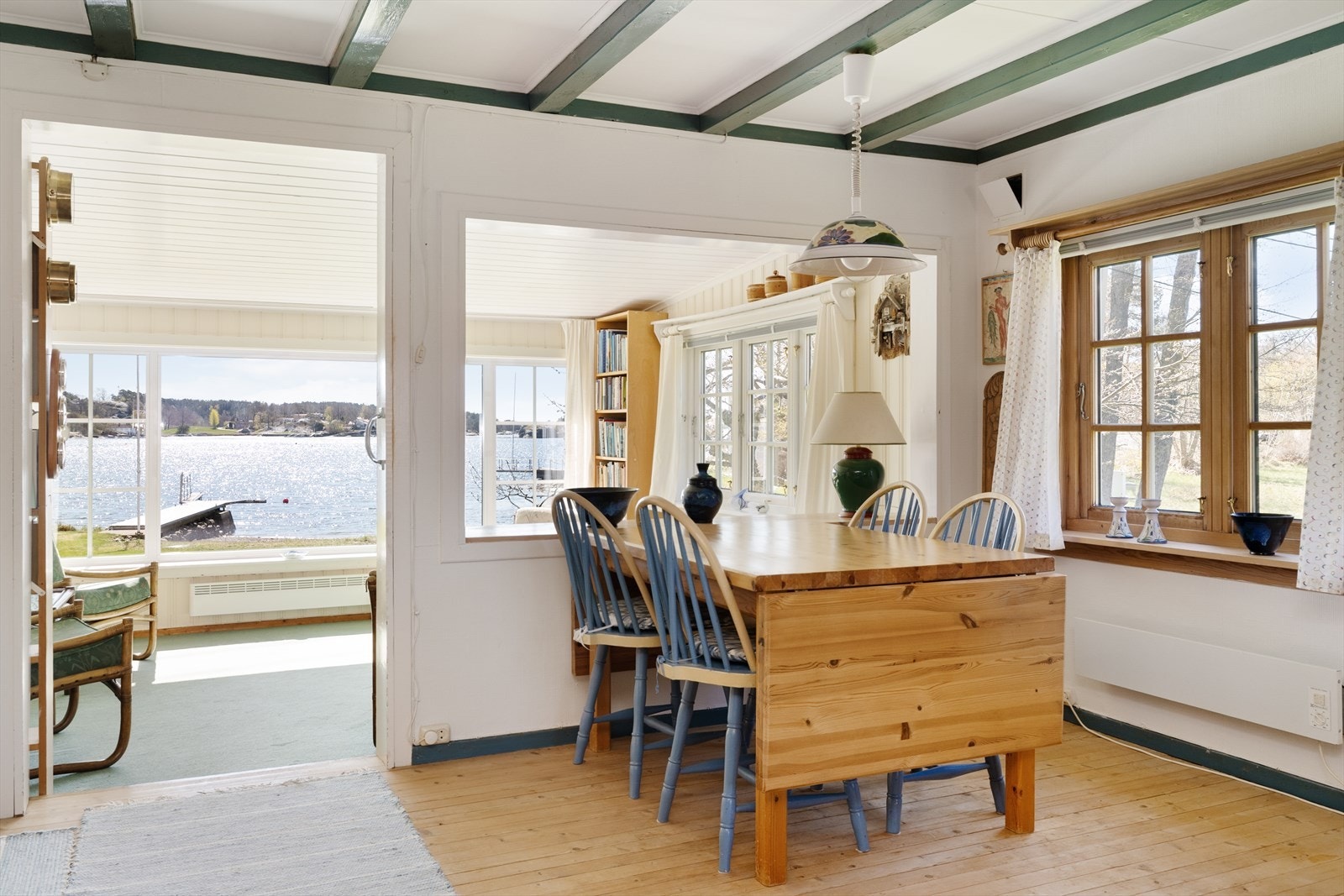 Fra spisestuen er det åpen sikt mot sjøen gjennom den tilstøtende stuen. Galleribilde