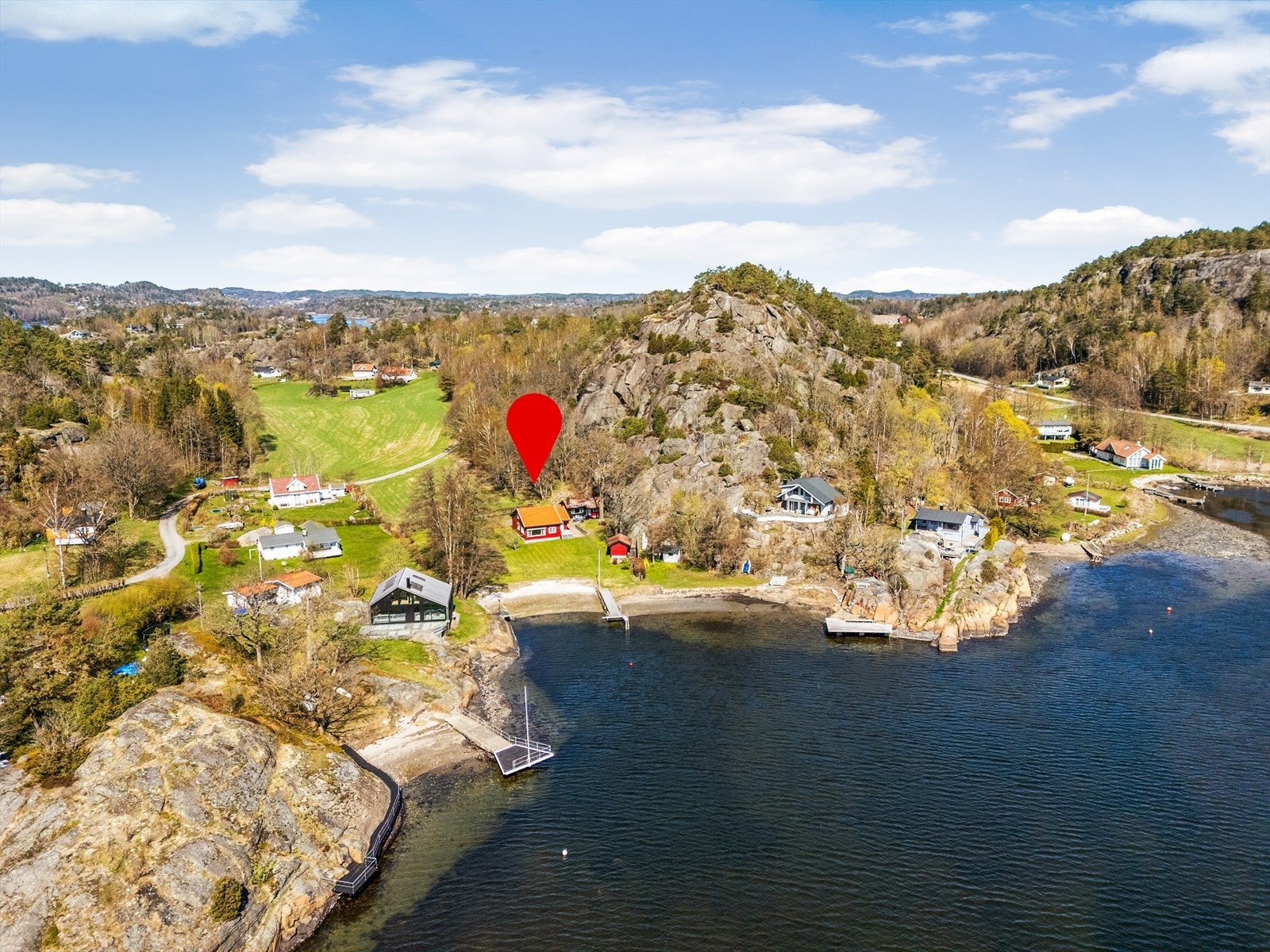 Området byr på en flott skjærgård med mange holmer og viker, ideelt for båtliv og rekreasjon. Galleribilde