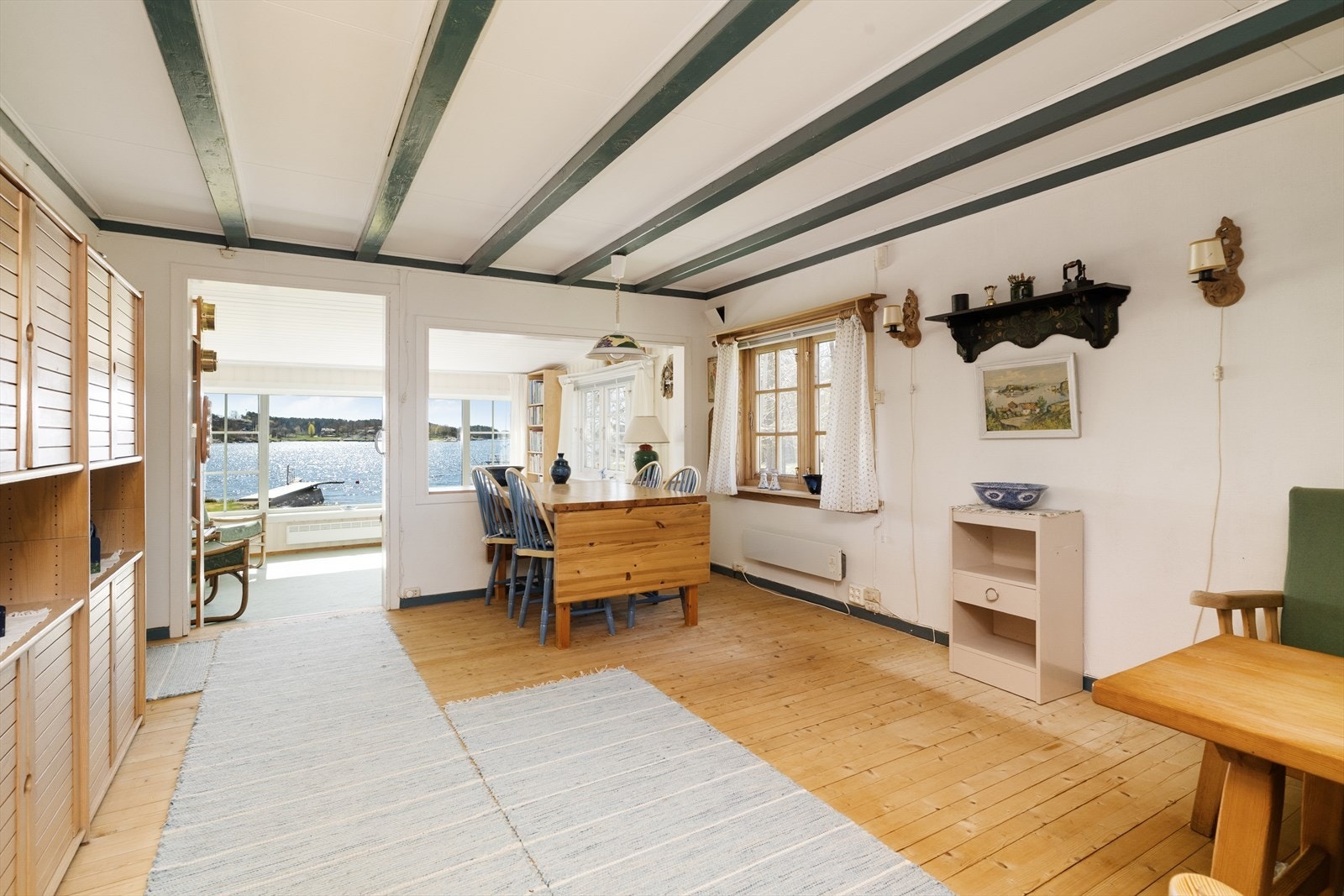 Stuen er delt inn i flere soner, med god plass til både spisebord og sofagruppe. Galleribilde