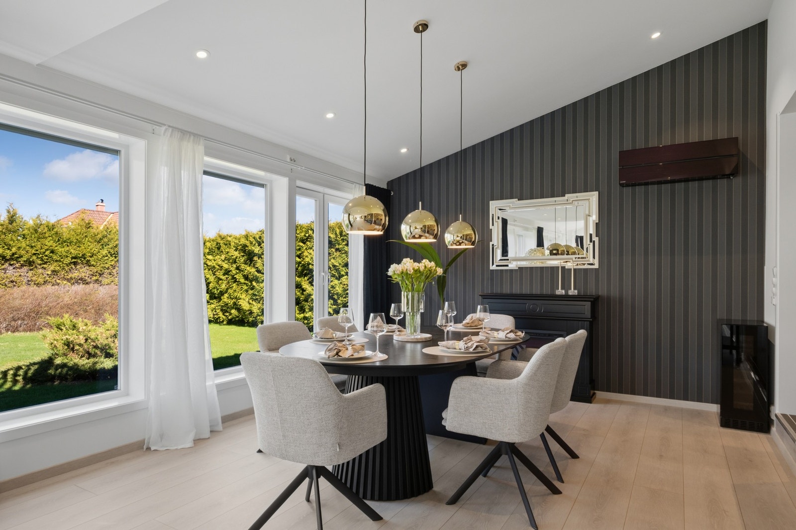 Her har du god plass til spisebord og stoler nok til både familien og gjester! Galleribilde