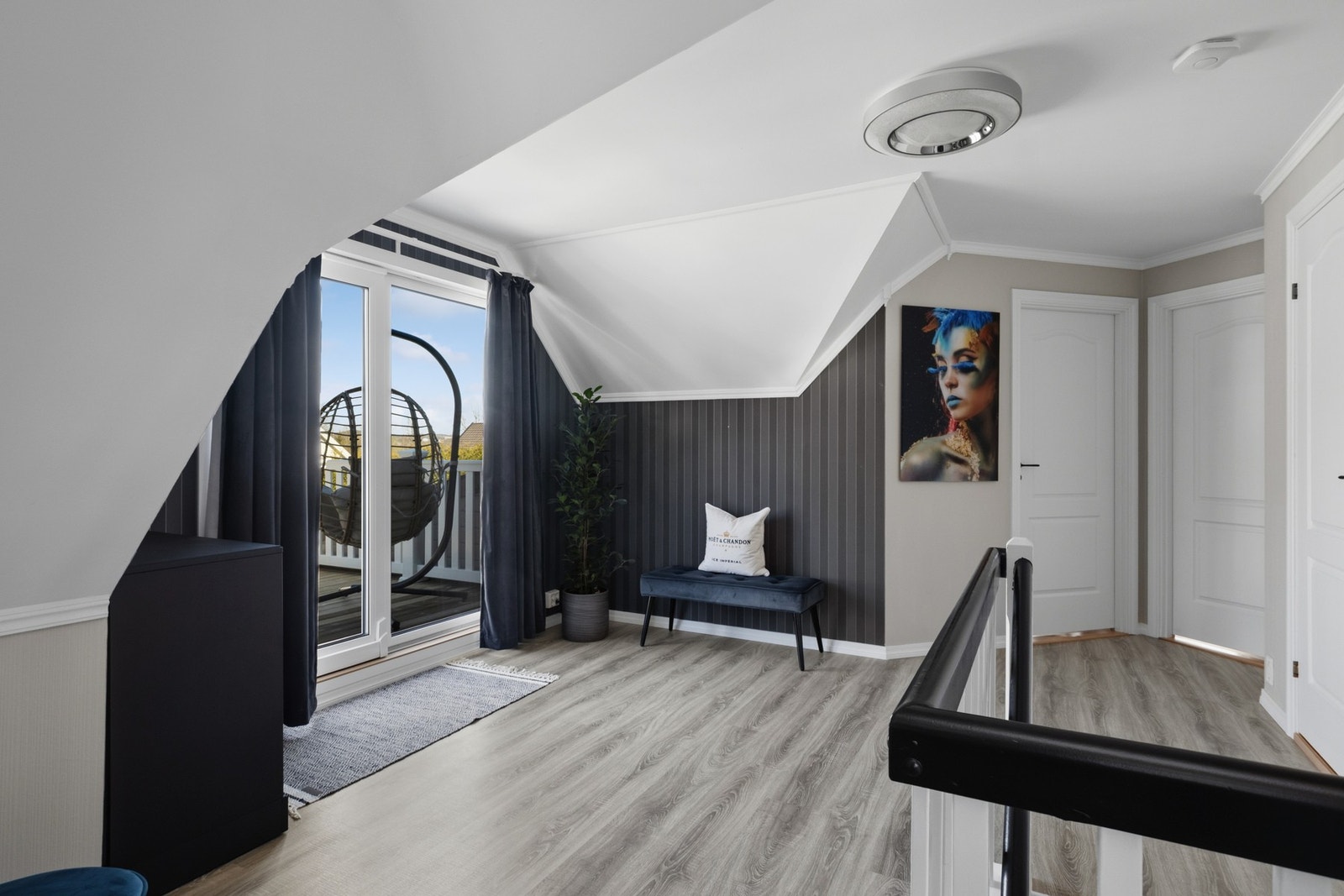 I loftetasjen er det en loftstue med utgang til balkong. Galleribilde