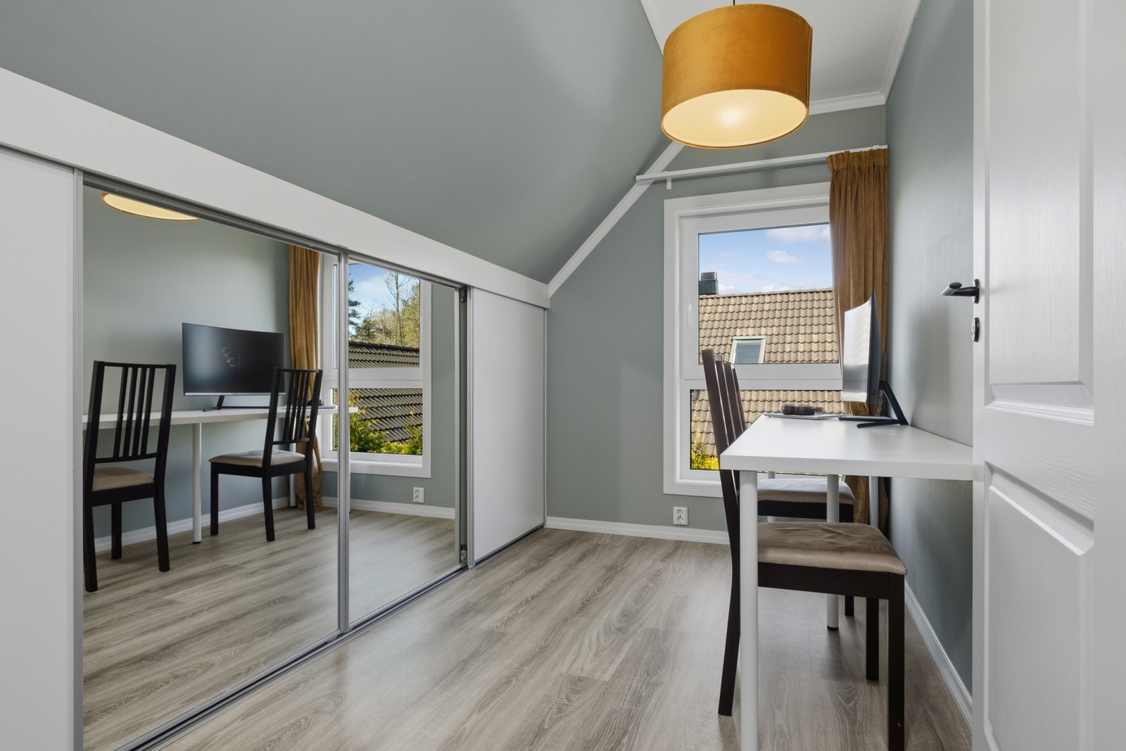 Soverom i loftetasje, fungerer godt som kontor, gjesterom eller barnerom. Har plass til enkeltseng med nattbord og oppbevaring i skyvedørsgarderobe. Galleribilde