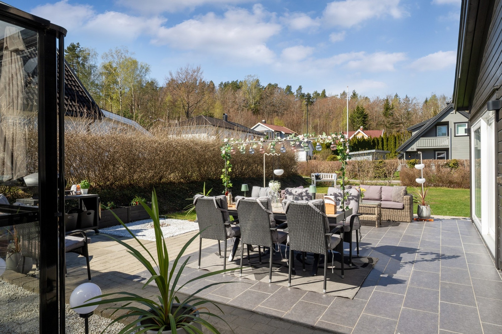 Det er blant annet terrasse og uteplass med støpt plate, fliser og belegningsstein. Galleribilde
