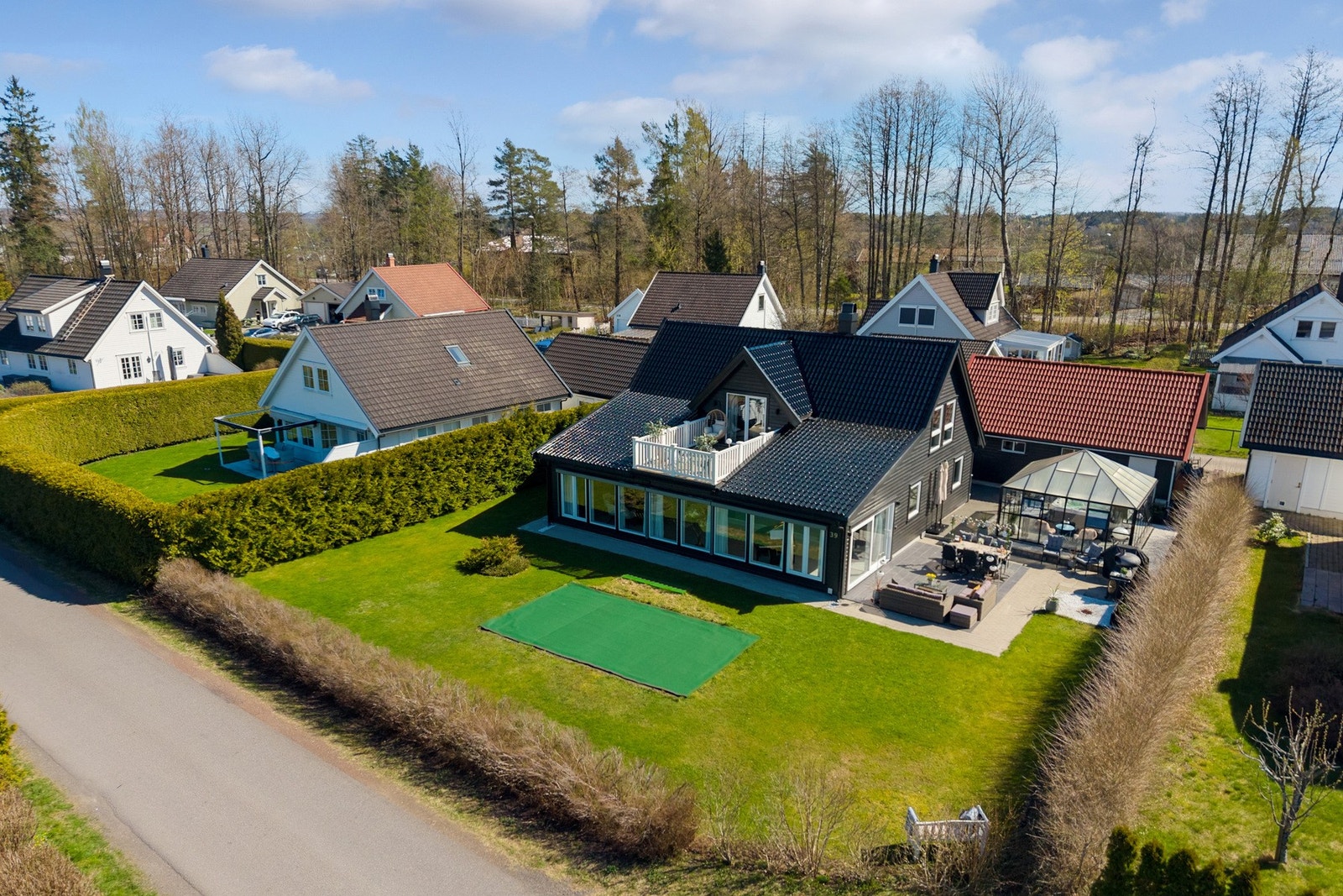 Det er blant annet gjort arbeider på tak, vinduer, kjøkken og bad, og boligen fremstår som jevnt vedlikeholdt med en god kombinasjon av opprinnelig standard og nyere oppgraderinger. Galleribilde