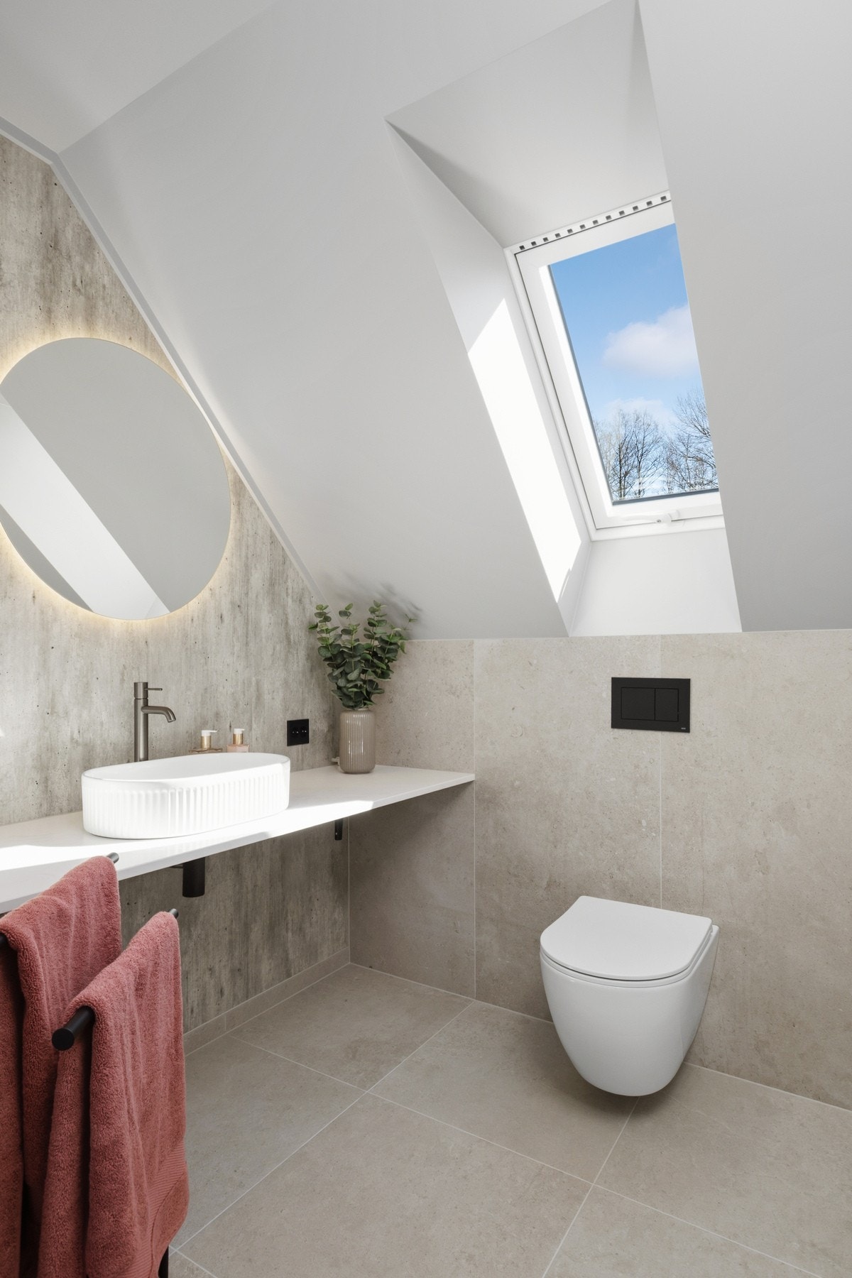 Badet i 2. etasje er nyoppført i 2025-2026 av fagfolk. Rommet har flislagt gulv med varmekabler, samt vegger med baderomsplater og flis. Galleribilde