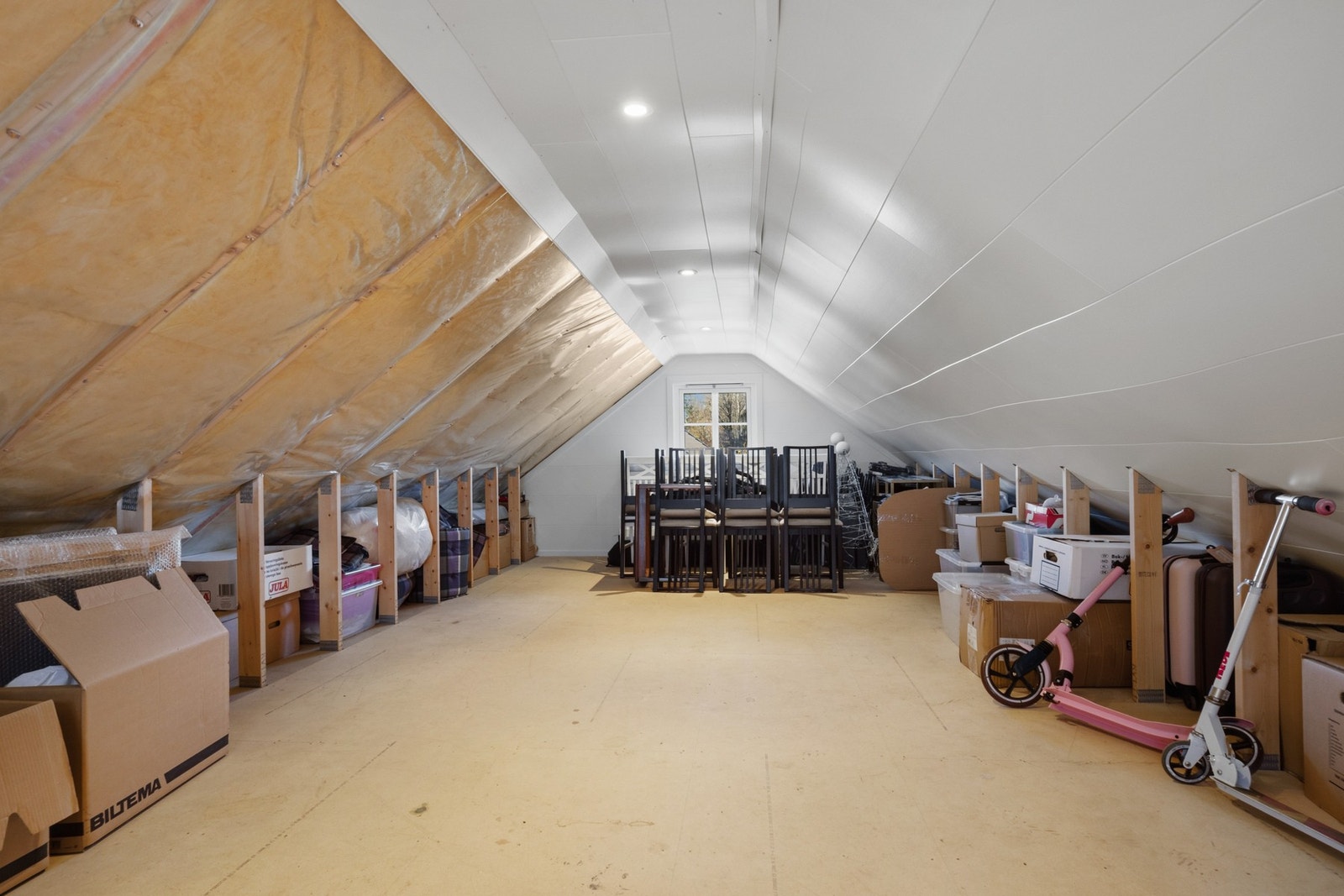 Loft over garasjen. Galleribilde
