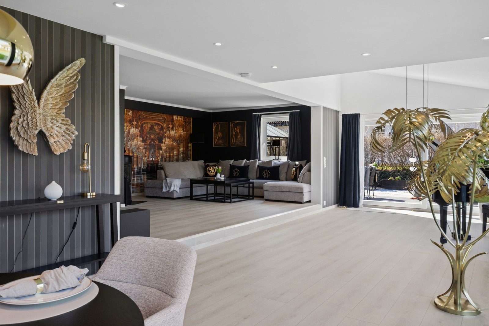 Stuen har god plass til sofagruppe med stuebord og tv. Galleribilde