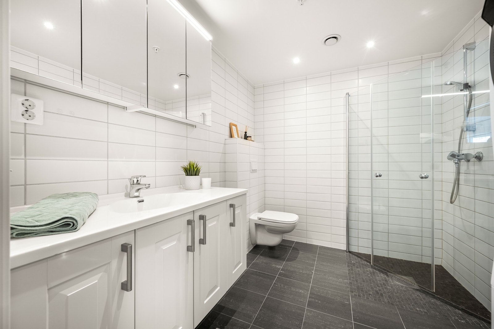 Det romslige badet har moderne overflater og materialer. Galleribilde