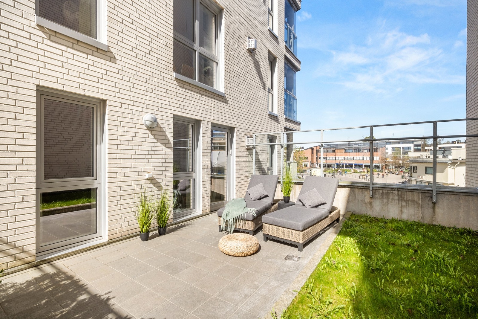 Fra kjøkkenet er det utgang til en 15 kvm stor markterrasse. Galleribilde