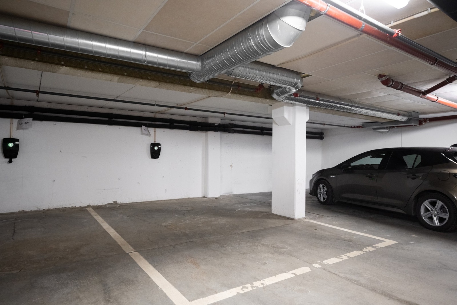Leiligheten disponerer en romslig parkeringsplass med lader i felles garasjekjeller. Leiligheten har også en stor kjellerbod på hele 7 kvm.
Felles sykkelparkering i bygget. Galleribilde