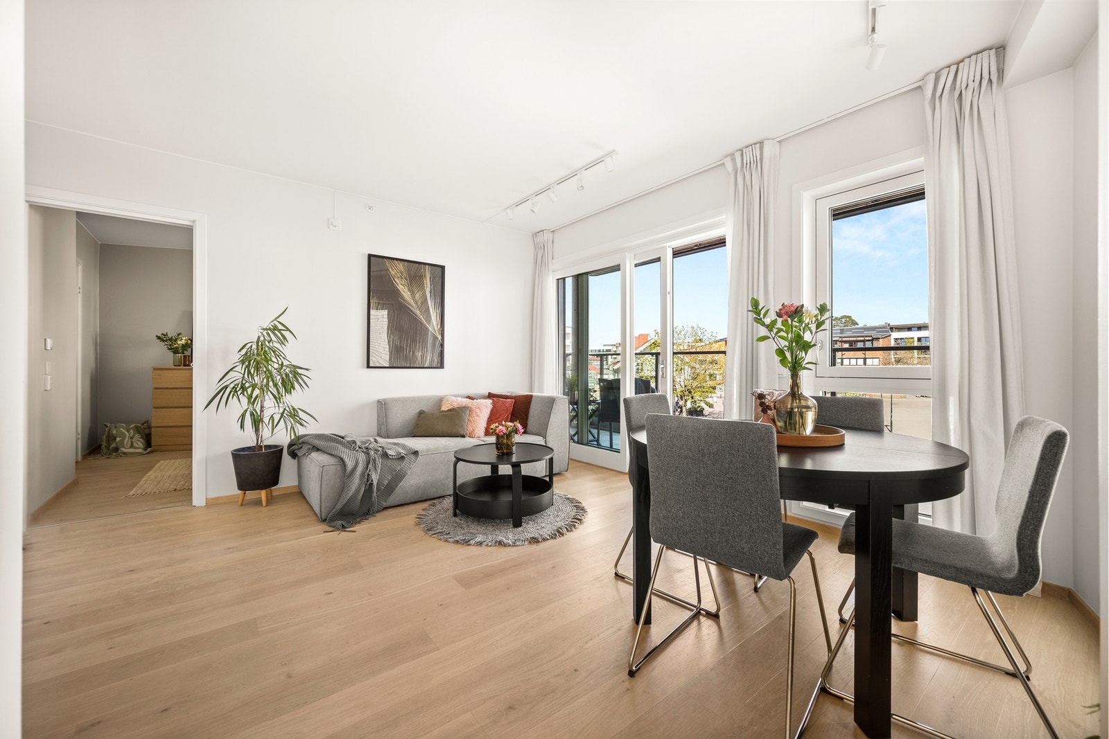 Det er felles varmtvann, vannbåren gulvvarme og balansert ventilasjon i leiligheten. Galleribilde
