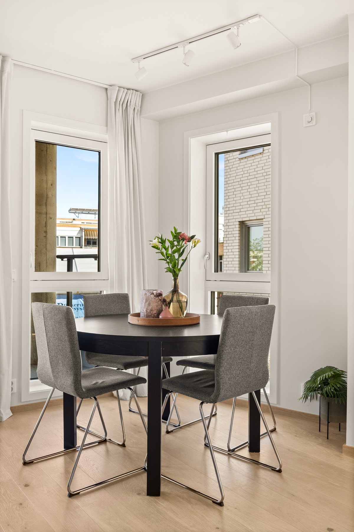 I dag er spisestuen innredet med et rundt og sosialt spisebord, men kommer det mange gjester på besøk er det plass til langbord også. Galleribilde