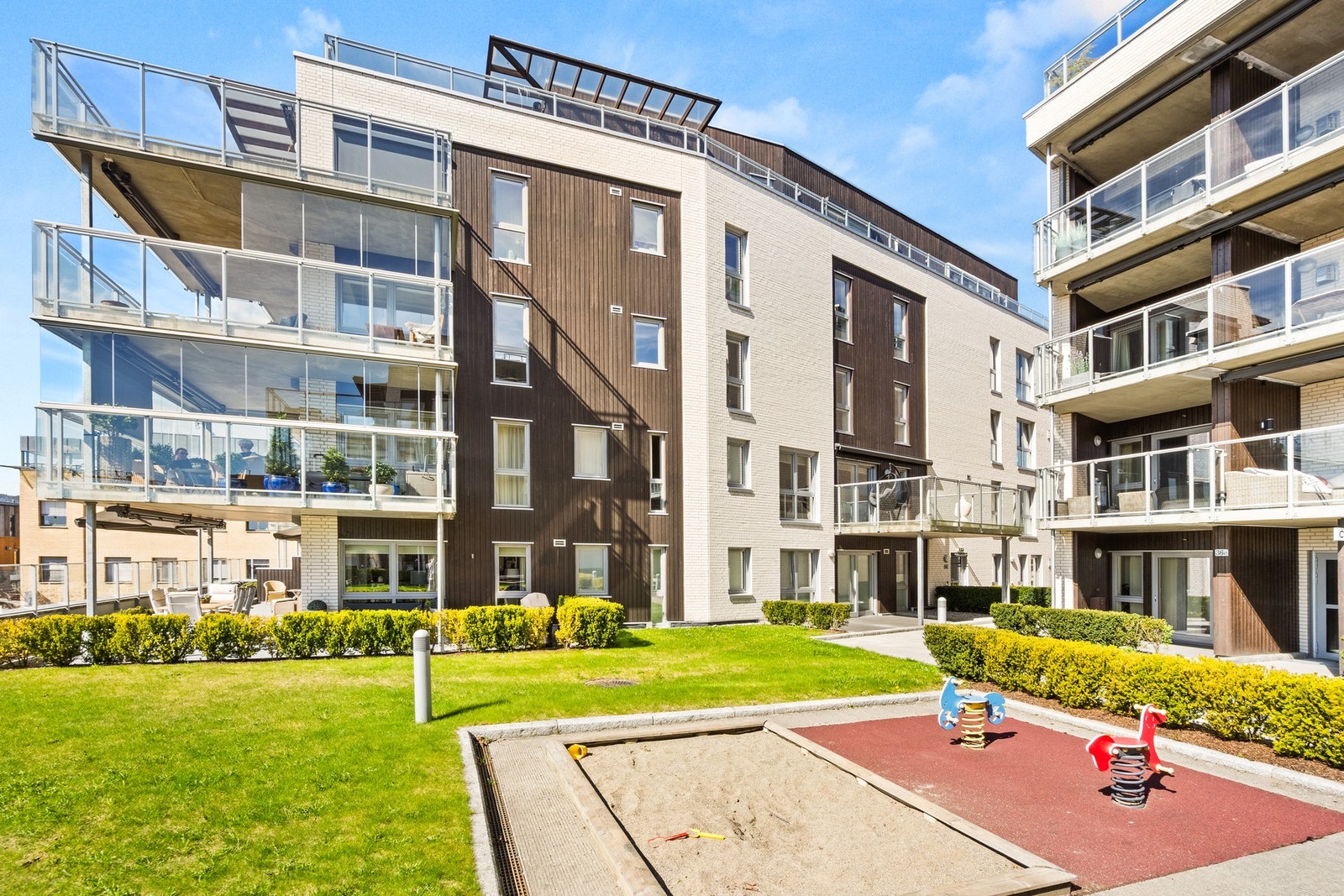 Sameiet har pene fellesarealer og et hyggelig atrium med lekeplass og grøntarealer. Galleribilde