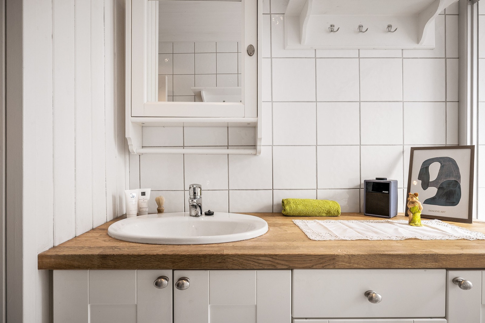 - Badet er ellers innredet med dusjnisje og benkeskap med servant - Galleribilde