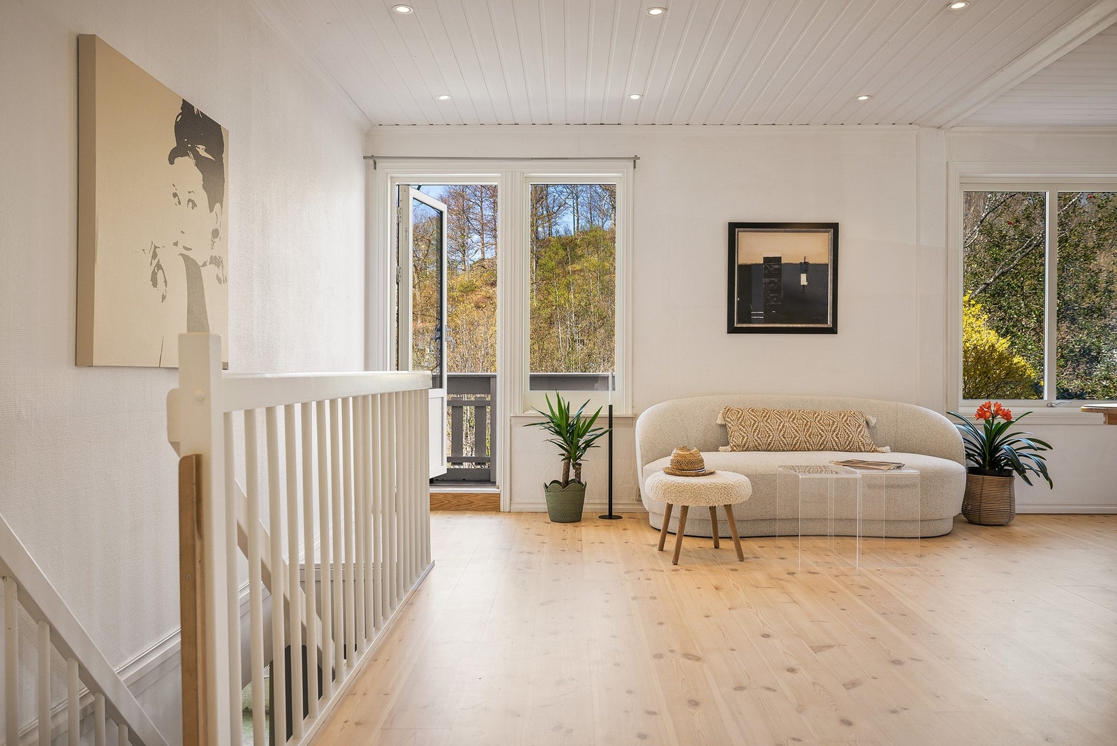 - Fra stuen er det utgang til en koselig uteplass på ca. 15 m² - Galleribilde