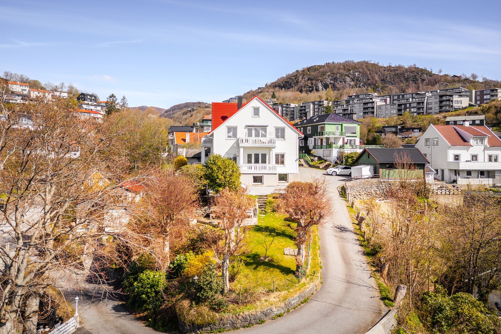 - En lys og trivelig 3-roms leilighet over to plan. Her er det felles hage med platting, benk, bålpanne, epletrær og sandkasse - Galleribilde