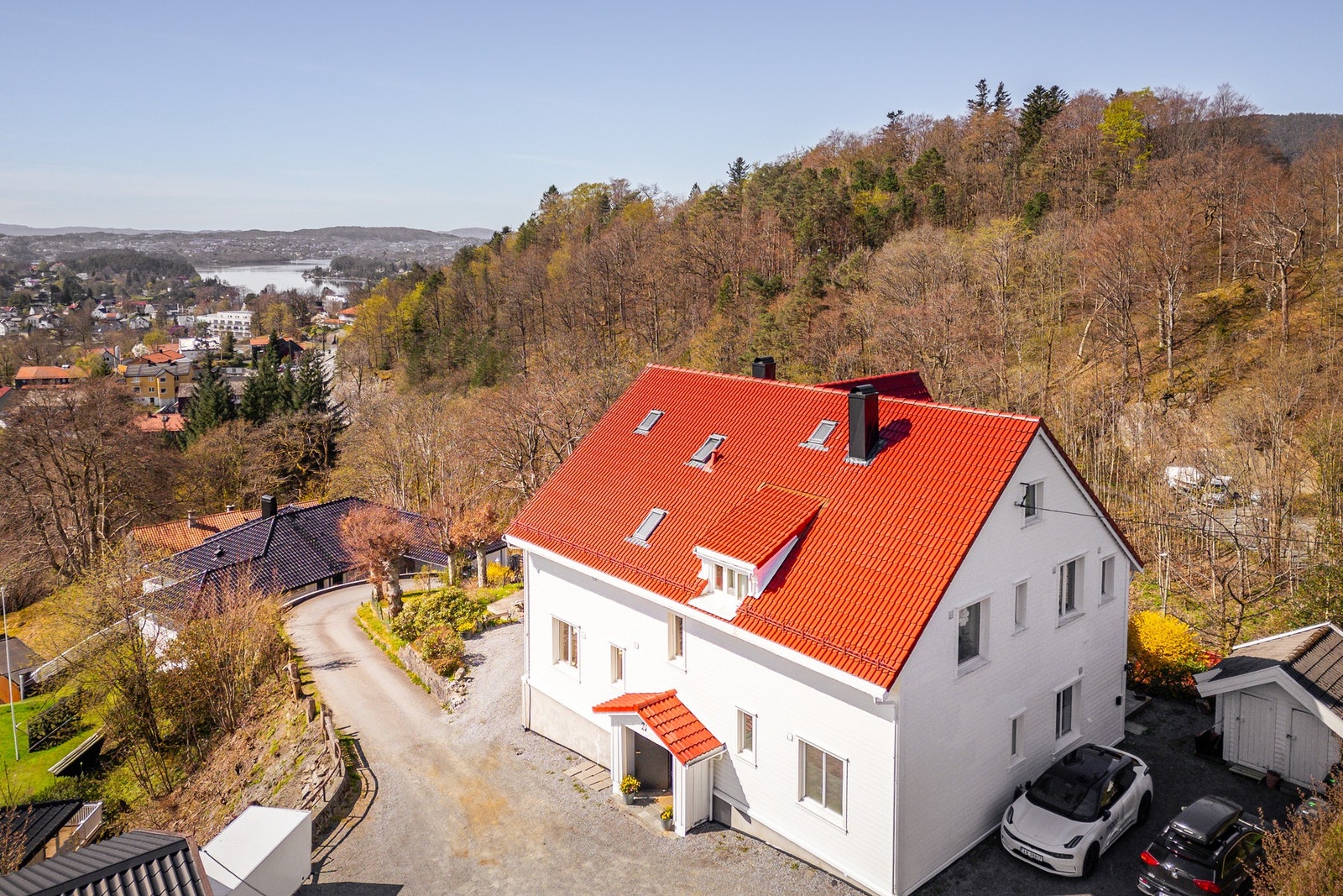 - Parkeringsplass på felles parkering langs boligen - Galleribilde