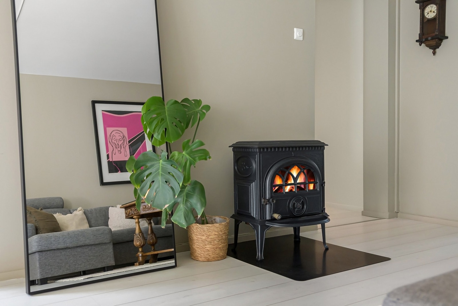 I stuen er det også peis for ekstra varme og hygge Galleribilde