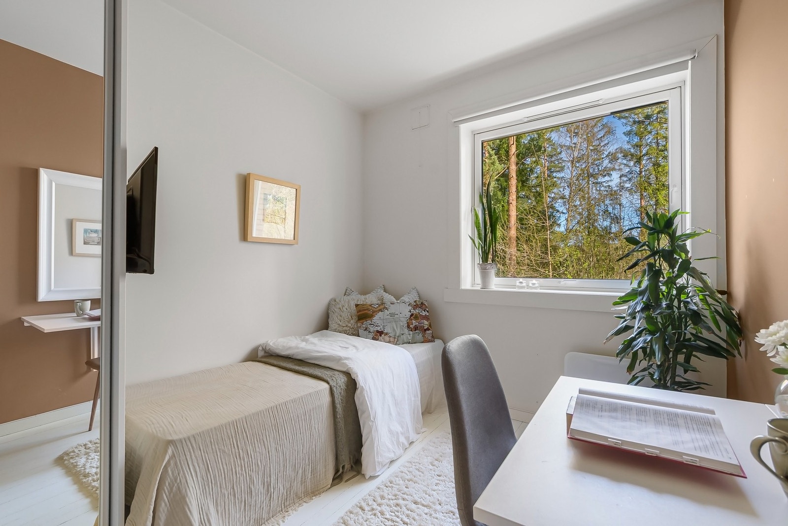 Her er det også garderobeskap og plass til seng samt montert skrivebord Galleribilde