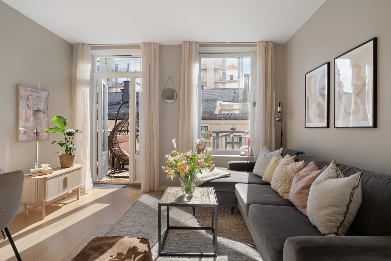 Fra stuen er det utgang til balkong på ca. 7 m², som fungerer som en fin forlengelse av oppholdsrommet og gir et hyggelig uteareal med plass til møblering. Galleribilde