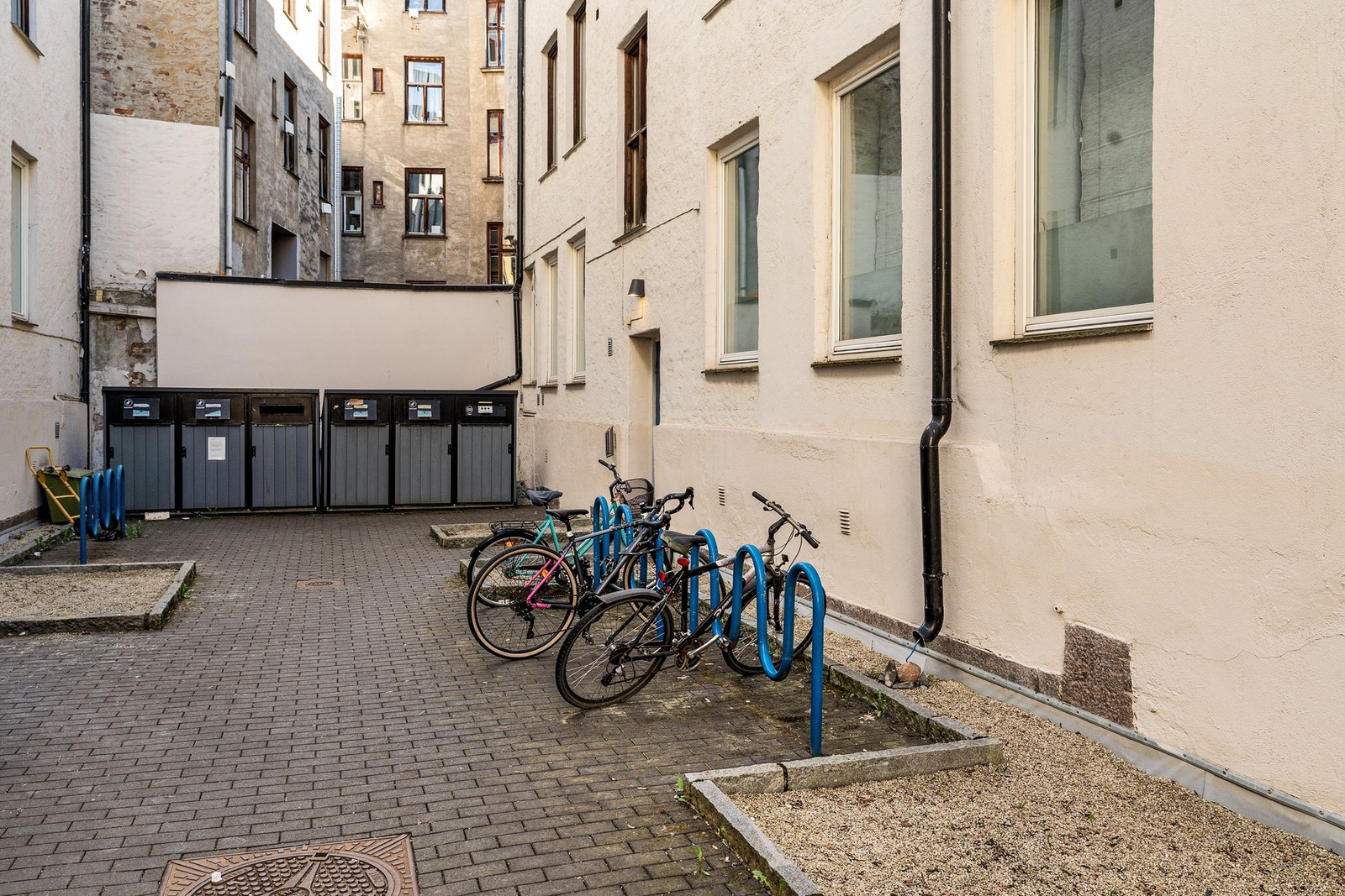 Bakgård med sykkelparkering. Galleribilde