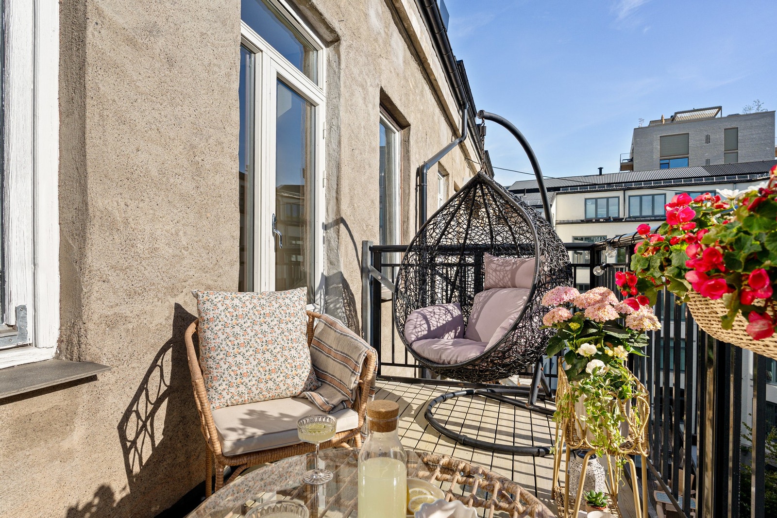 Balkongen byr på gode solforhold på sommerhalvåret. Galleribilde