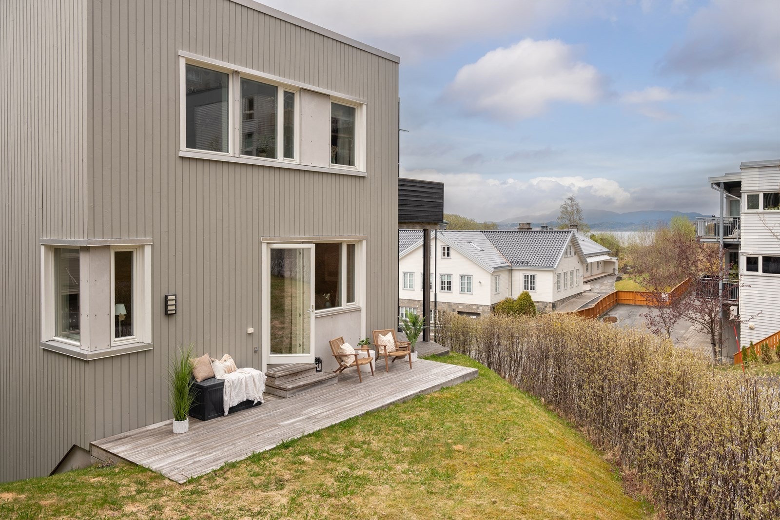 Den solrike terrassen er målt til hele 16m² og byr på tilhørende hageflekk. Galleribilde