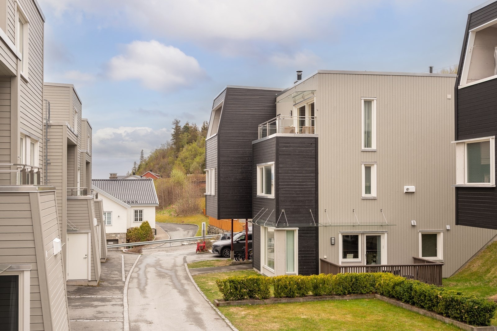 Her har du muligheten til å bo i et rolig og barnevennlig området med gå avstand til både skole og barnehage. Videre er også kledningen malt i 2025. Galleribilde