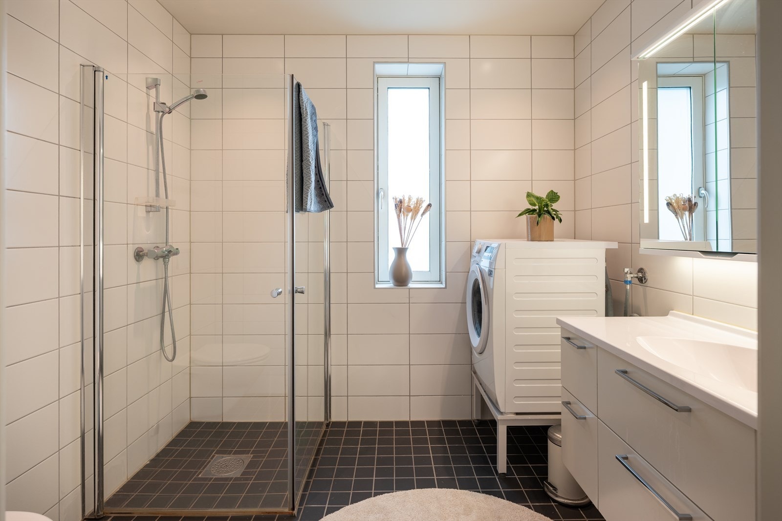 Pent og flislagt bad på 5,3m² med behagelig gulvvarme. Galleribilde