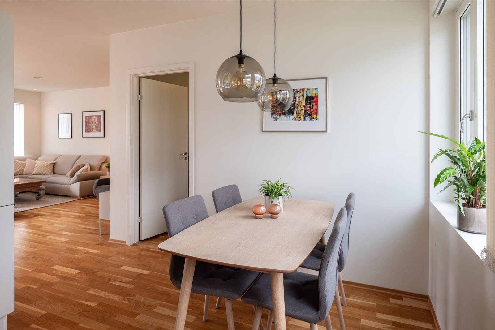 Etter dagens løsning får spiseseksjonen sin naturlige plassering ved kjøkkenvinduet. Galleribilde