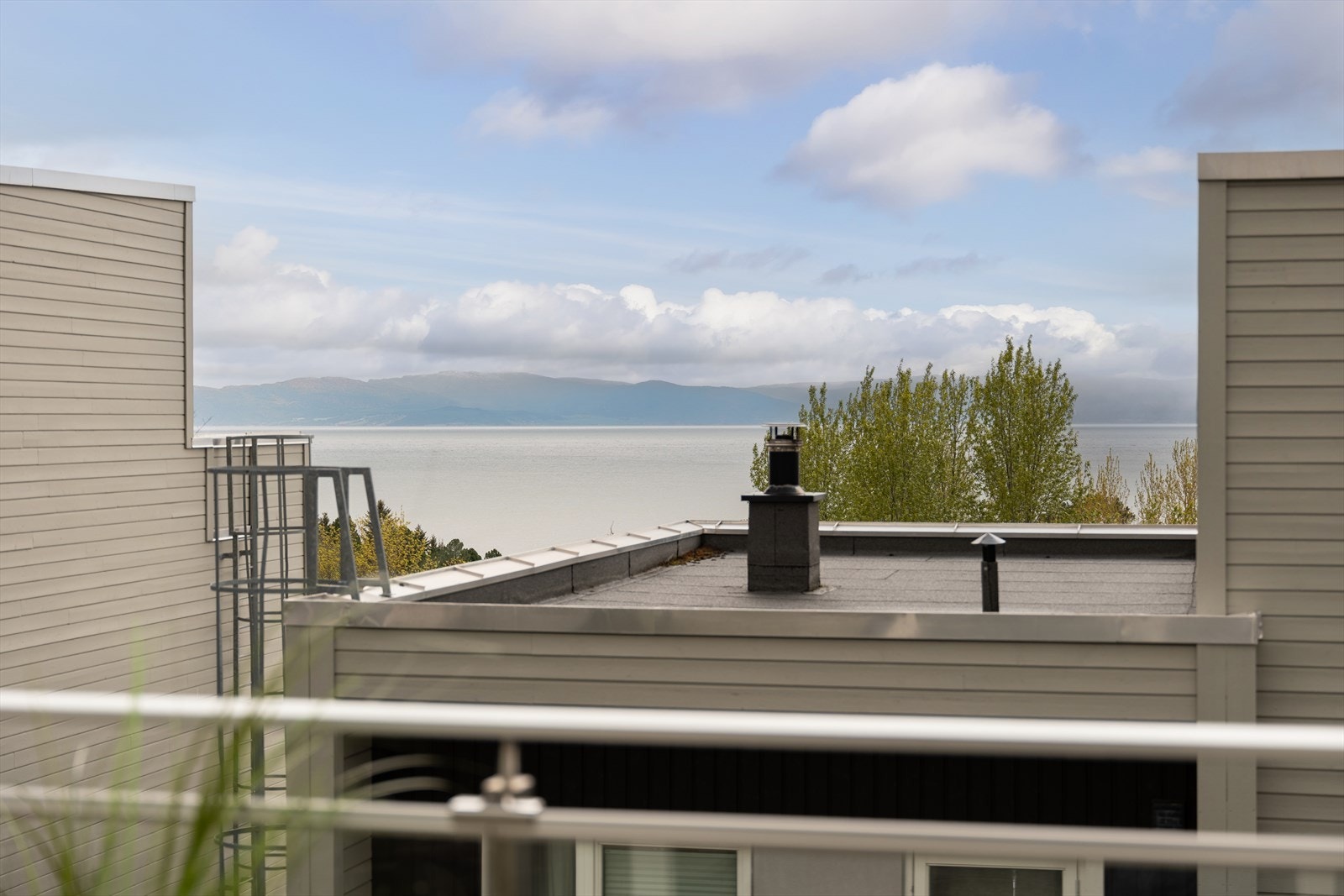 Her bor du svært godt og kan nyte morgensolen med flott utsikt mot Trondheimsfjorden. Galleribilde