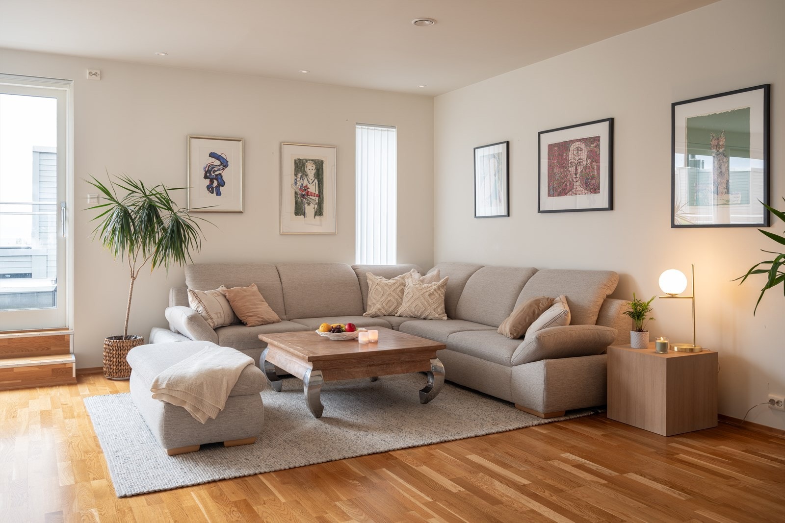 Det er direkte adkomst til balkongen på 7m² fra stuen via en praktisk skyvedør som gjør at balkongen enkelt fungerer som en forlengelse av stuen på varme og solrike dager. Galleribilde