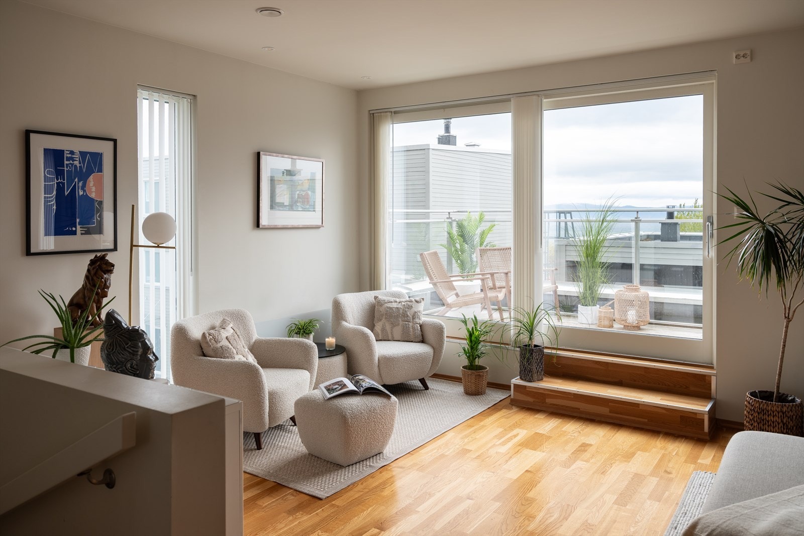 Leiligheten består av delvis adskilt stue- og kjøkkenløsning, bad, fire soverom og entré. Videre får du både balkong og terrasse, samt p-plass og 2 boder for ekstra med lagringsplass. Galleribilde