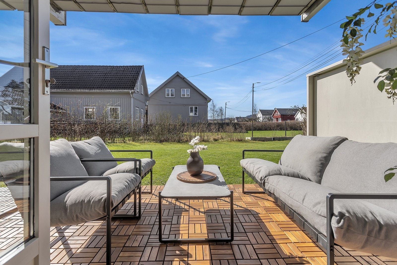 Hyggelig uteplass med gode solforhold og plass til sittegruppe. Galleribilde